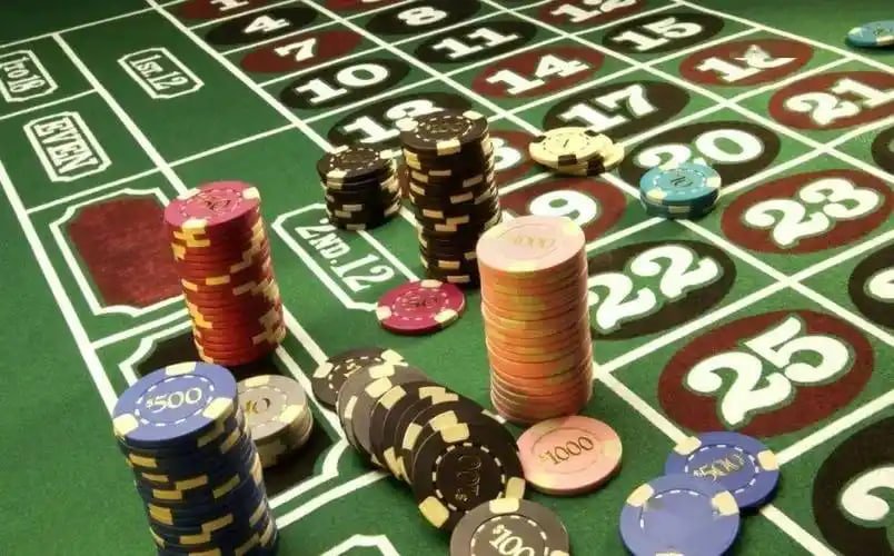Pengguna menikmati antarmuka Live Casino dengan kontrol taruhan dan fitur interaktif